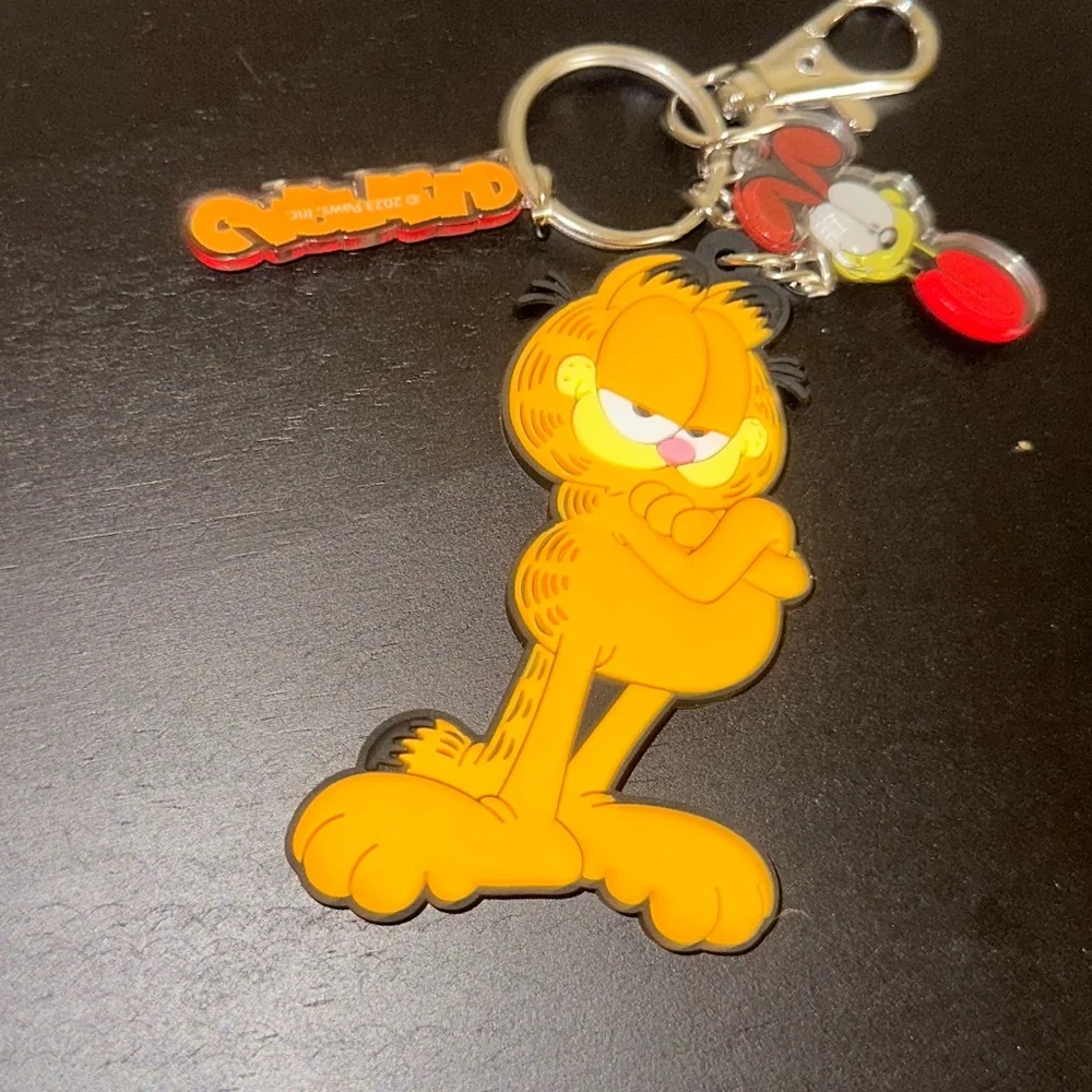 Garfield Themed Gift Set with cup and straw, key chain, Socks and Eye Mask - Picture 9 of 12